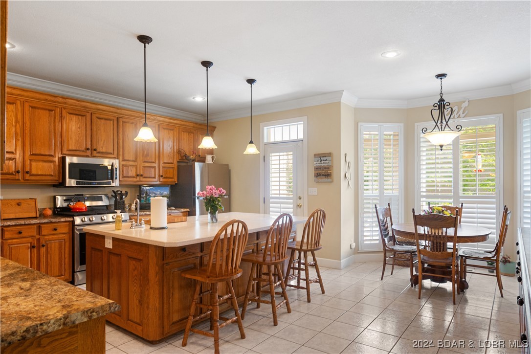 Kaiser, Missouri 65047, United States, 5 Bedrooms Bedrooms, ,4 BathroomsBathrooms,Residential,Contingent,45040