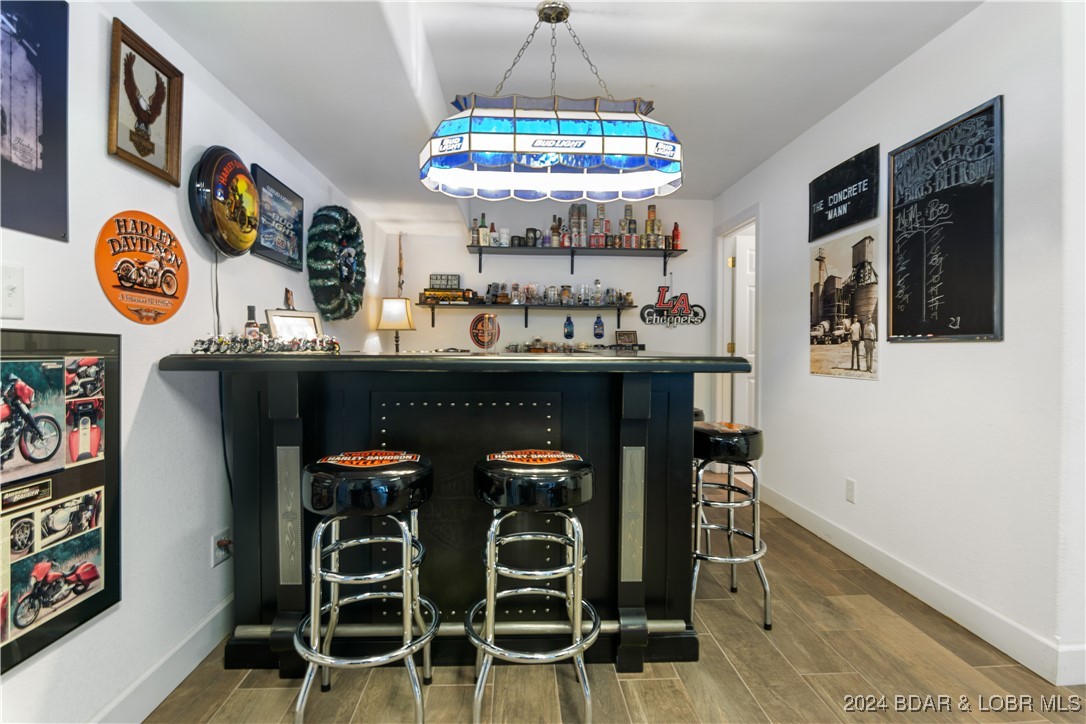 Kaiser, Missouri 65047, United States, 5 Bedrooms Bedrooms, ,4 BathroomsBathrooms,Residential,Contingent,45040