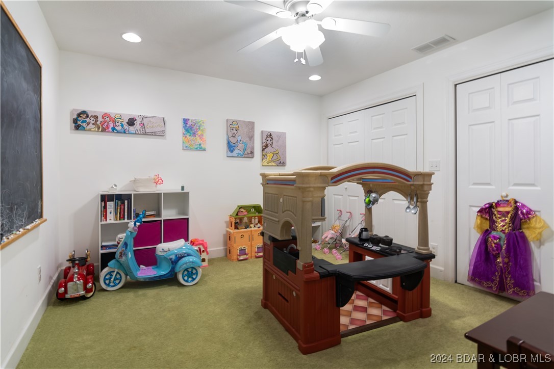 Kaiser, Missouri 65047, United States, 5 Bedrooms Bedrooms, ,4 BathroomsBathrooms,Residential,Contingent,45040