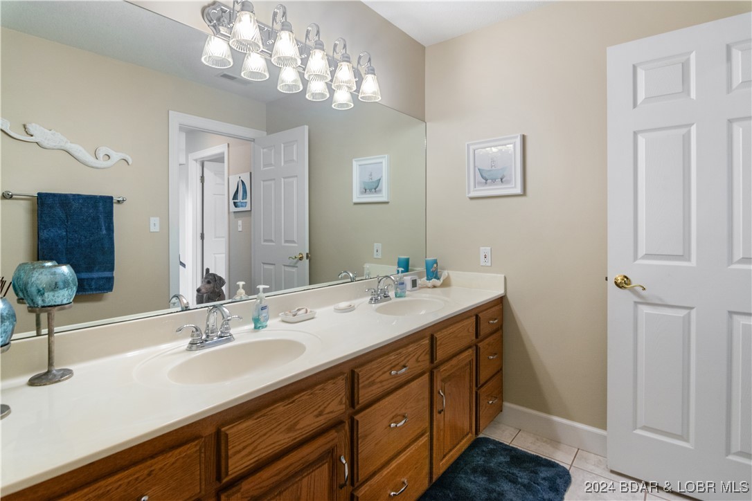 Kaiser, Missouri 65047, United States, 5 Bedrooms Bedrooms, ,4 BathroomsBathrooms,Residential,Contingent,45040