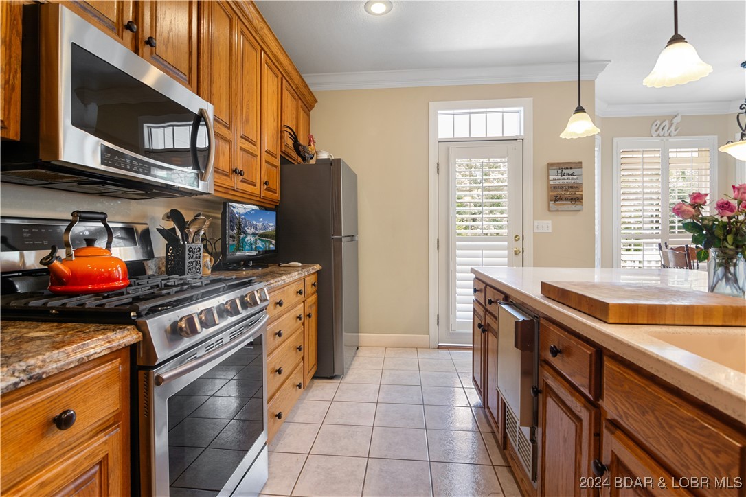 Kaiser, Missouri 65047, United States, 5 Bedrooms Bedrooms, ,4 BathroomsBathrooms,Residential,Contingent,45040