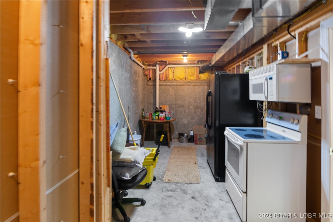 Kaiser, Missouri 65047, United States, 5 Bedrooms Bedrooms, ,4 BathroomsBathrooms,Residential,Contingent,45040