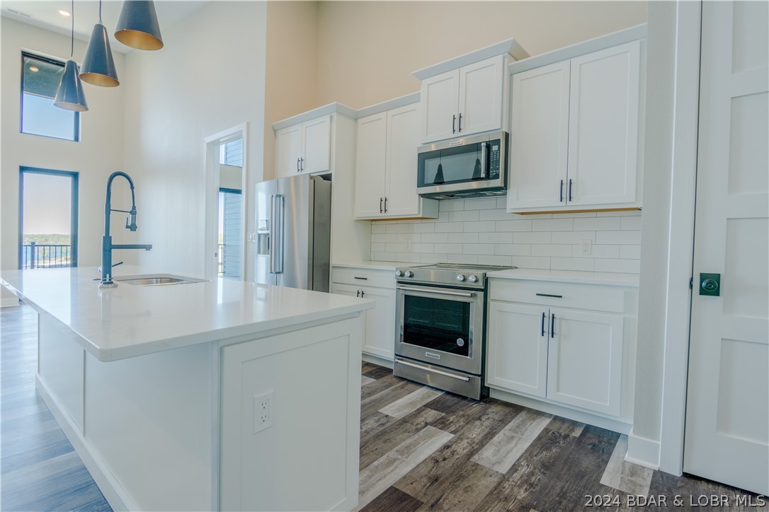 Lake Ozark, Missouri 65049, United States, 3 Bedrooms Bedrooms, ,3 BathroomsBathrooms,Residential,Contingent,60182