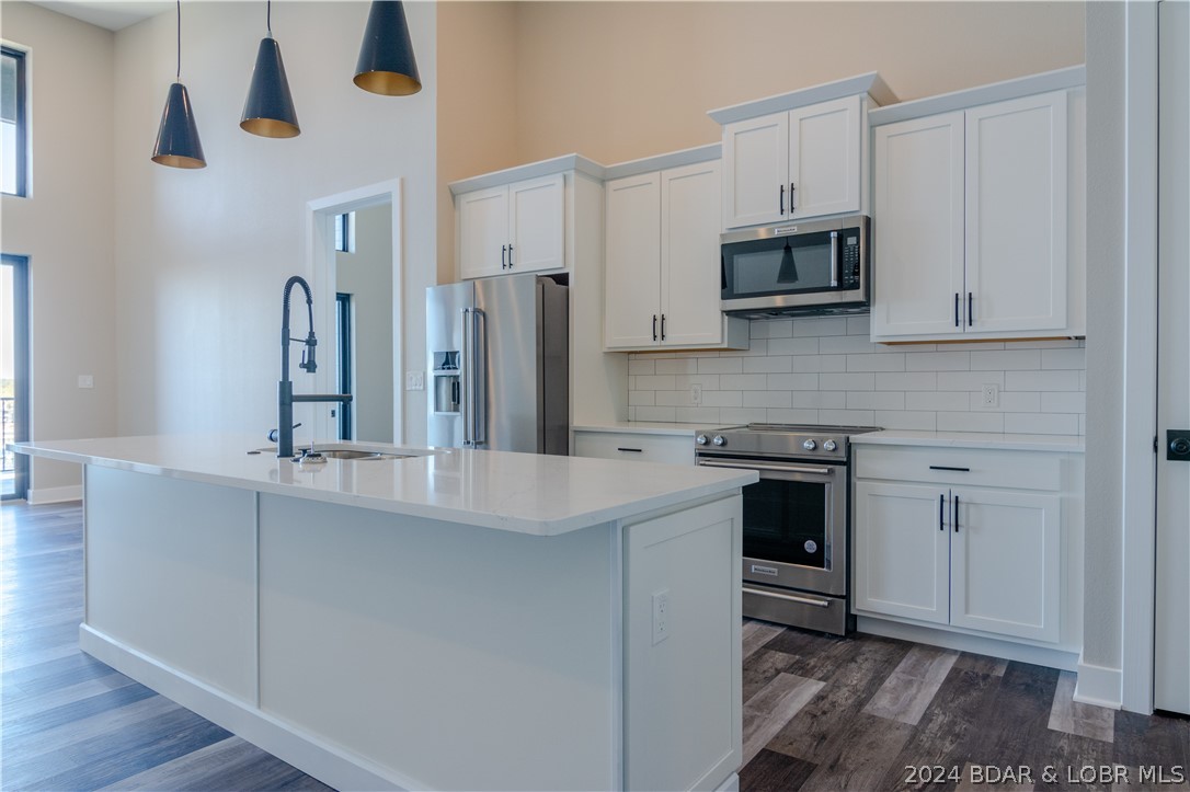 Lake Ozark, Missouri 65049, United States, 3 Bedrooms Bedrooms, ,3 BathroomsBathrooms,Residential,Contingent,60182