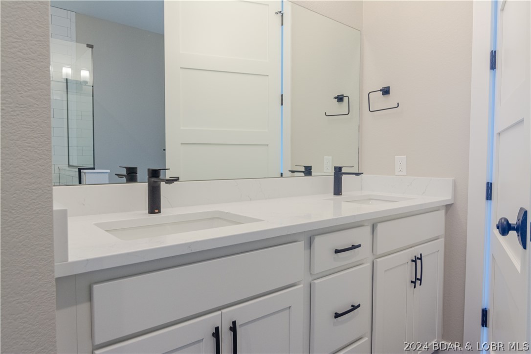 Lake Ozark, Missouri 65049, United States, 3 Bedrooms Bedrooms, ,3 BathroomsBathrooms,Residential,Contingent,60182