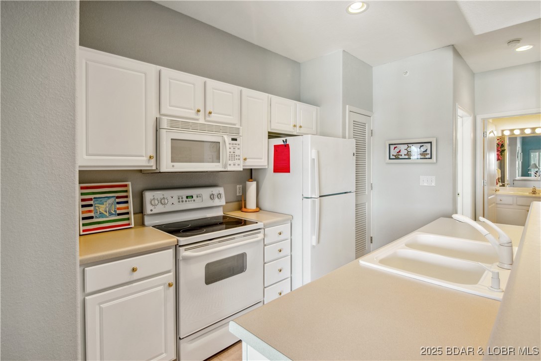 Lake Ozark, Missouri 65049, United States, 2 Bedrooms Bedrooms, ,2 BathroomsBathrooms,Residential,Active,96855