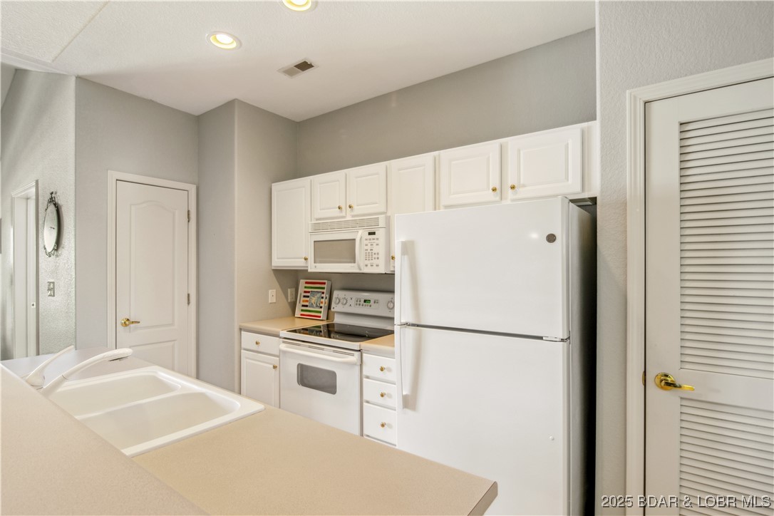 Lake Ozark, Missouri 65049, United States, 2 Bedrooms Bedrooms, ,2 BathroomsBathrooms,Residential,Active,96855