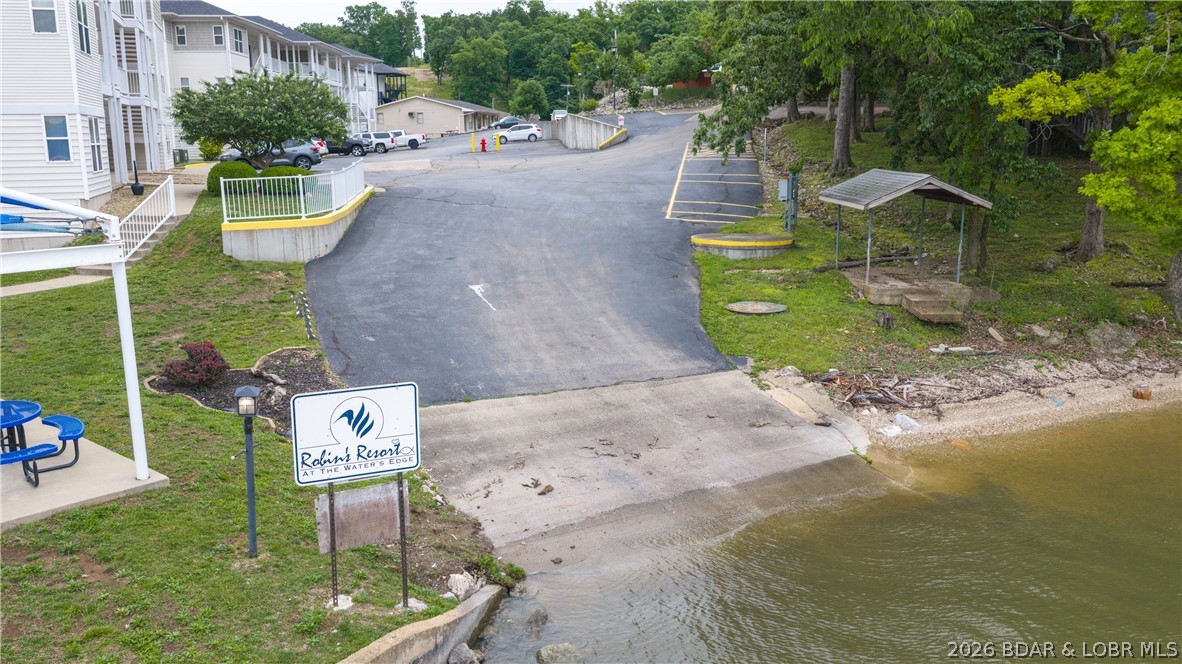 Robins at the Waters Edge Condominium - Residential