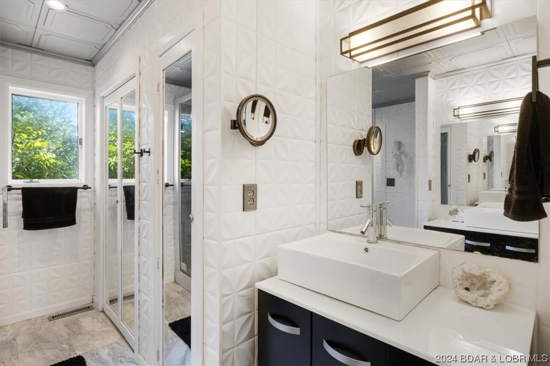 Osage Beach, Missouri 65065, United States, 4 Bedrooms Bedrooms, ,3 BathroomsBathrooms,Residential,Contingent,65292