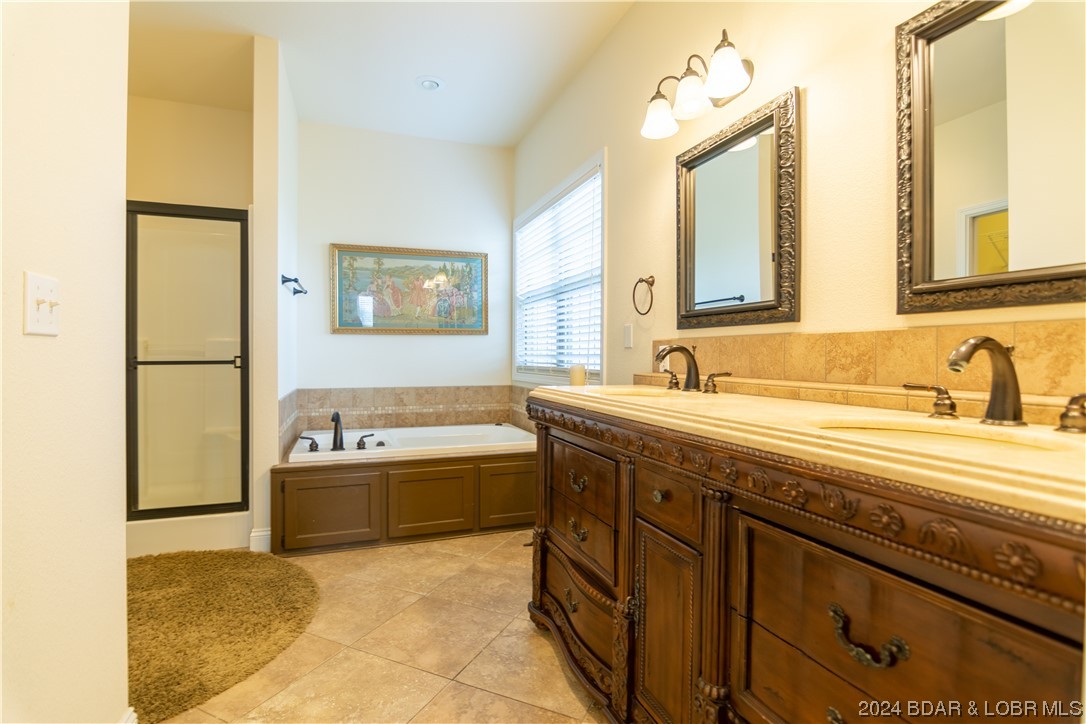 Four Seasons, Missouri 65049, United States, 4 Bedrooms Bedrooms, ,4 BathroomsBathrooms,Residential,Contingent,67412