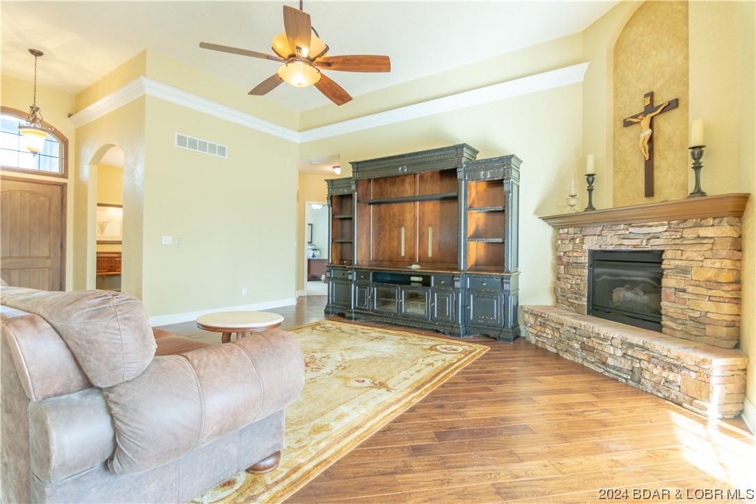 Four Seasons, Missouri 65049, United States, 4 Bedrooms Bedrooms, ,4 BathroomsBathrooms,Residential,Contingent,67412