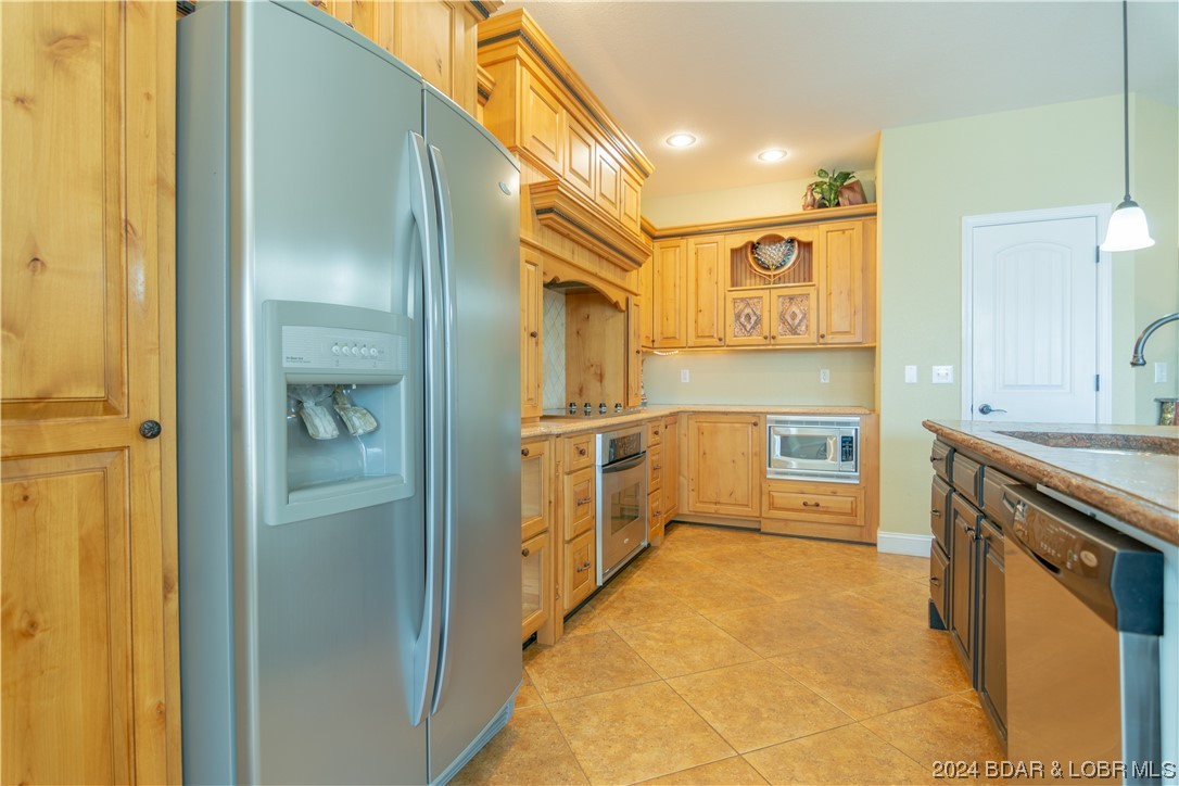 Four Seasons, Missouri 65049, United States, 4 Bedrooms Bedrooms, ,4 BathroomsBathrooms,Residential,Contingent,67412