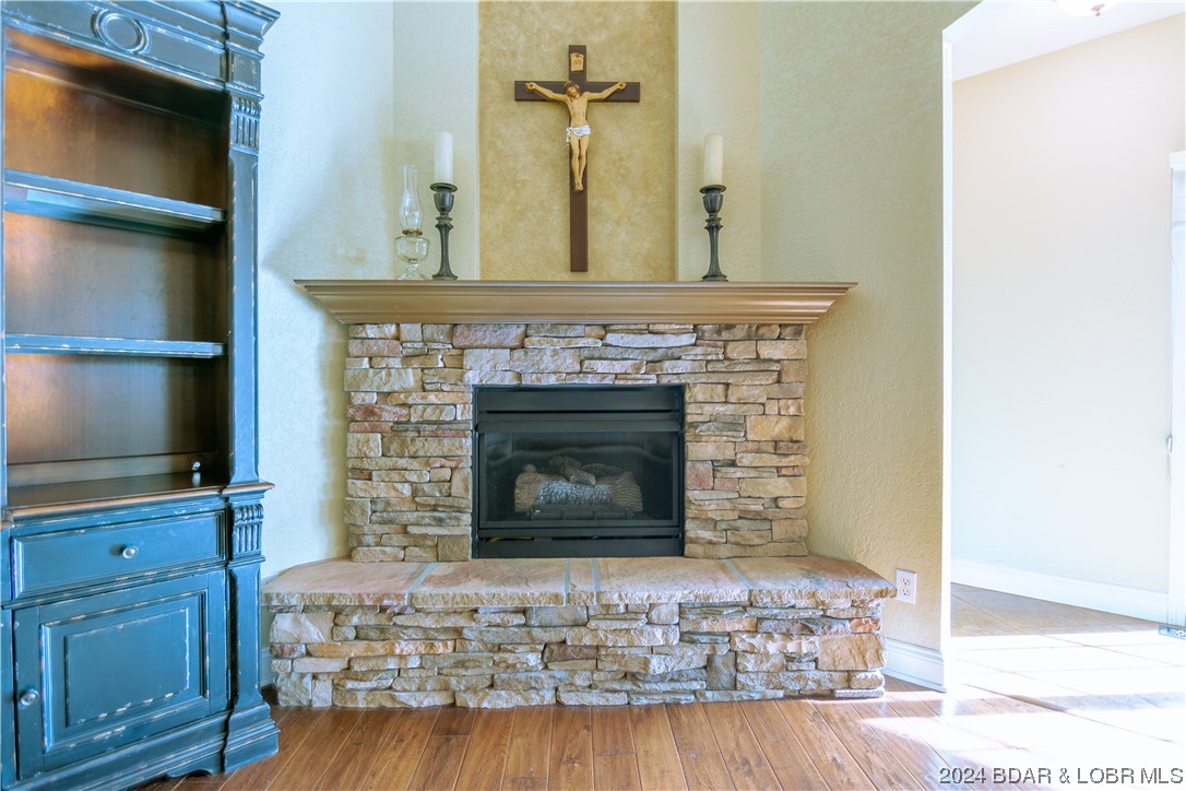 Four Seasons, Missouri 65049, United States, 4 Bedrooms Bedrooms, ,4 BathroomsBathrooms,Residential,Contingent,67412