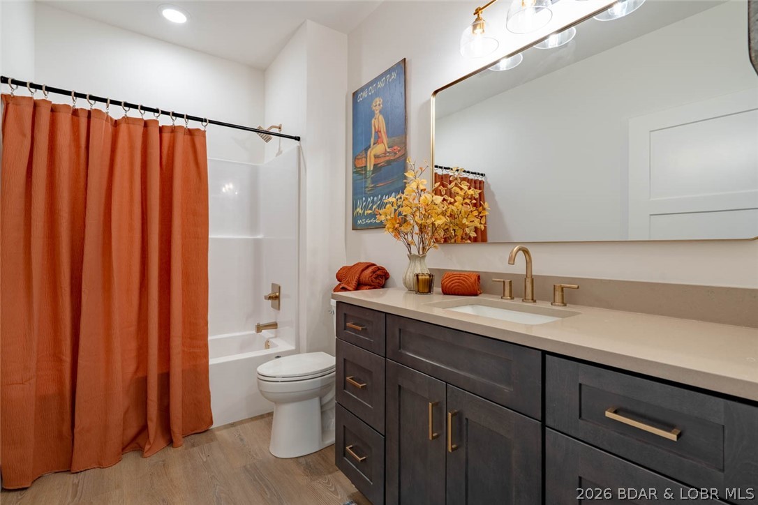 Robins at the Waters Edge Condominium - Residential