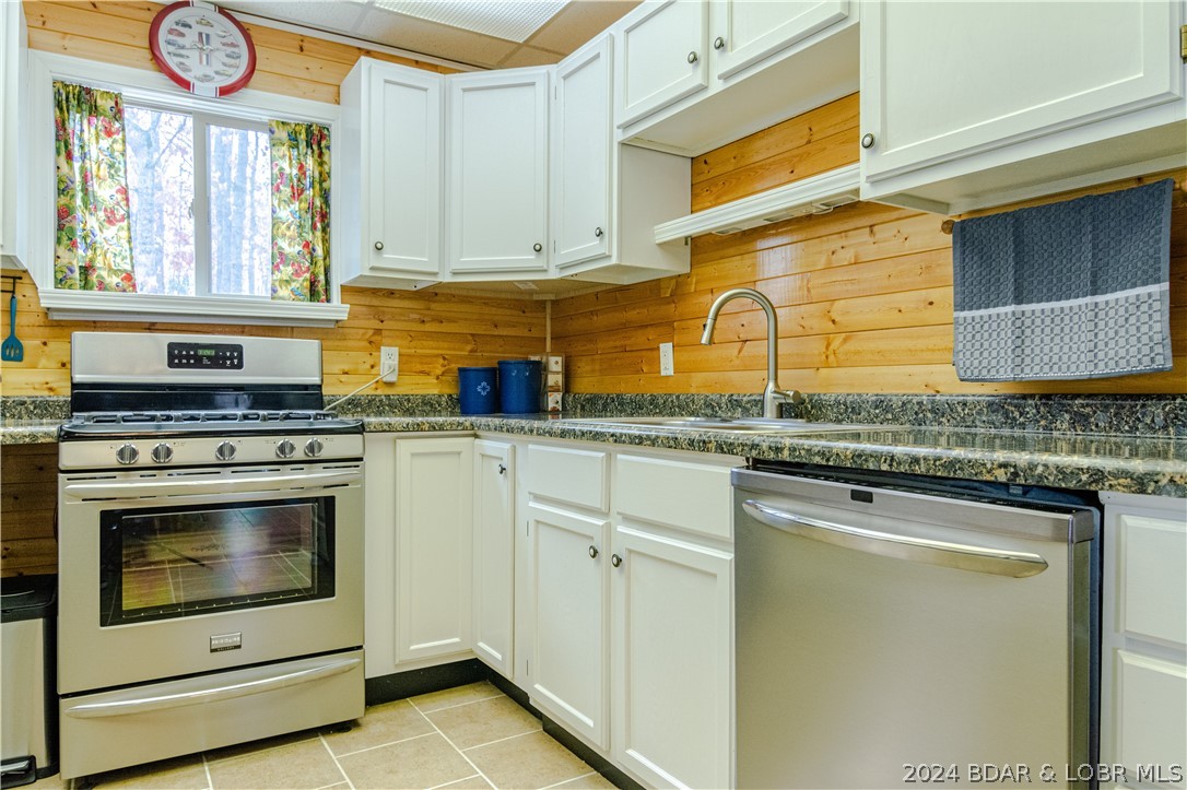 Camdenton, Missouri 65020, United States, 3 Bedrooms Bedrooms, ,3 BathroomsBathrooms,Residential,Contingent,62552