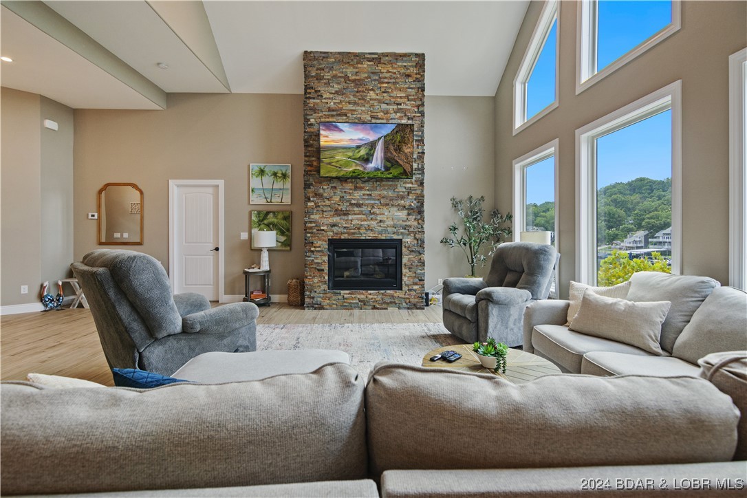 Linn Creek, Missouri 65052, United States, 6 Bedrooms Bedrooms, ,6 BathroomsBathrooms,Residential,Contingent,45590