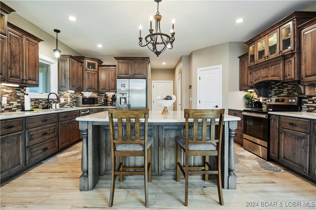 Linn Creek, Missouri 65052, United States, 6 Bedrooms Bedrooms, ,6 BathroomsBathrooms,Residential,Contingent,45590