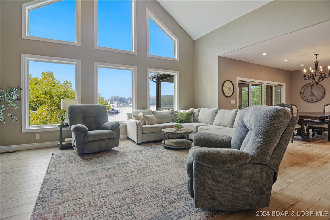 Linn Creek, Missouri 65052, United States, 6 Bedrooms Bedrooms, ,6 BathroomsBathrooms,Residential,Contingent,45590