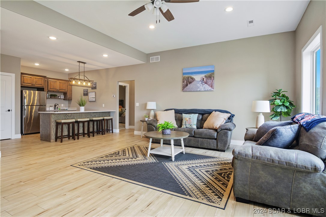 Linn Creek, Missouri 65052, United States, 6 Bedrooms Bedrooms, ,6 BathroomsBathrooms,Residential,Contingent,45590