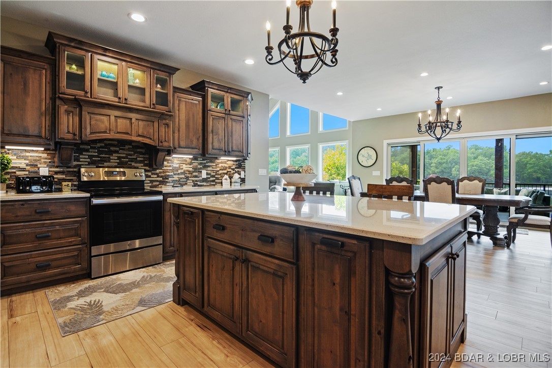 Linn Creek, Missouri 65052, United States, 6 Bedrooms Bedrooms, ,6 BathroomsBathrooms,Residential,Contingent,45590