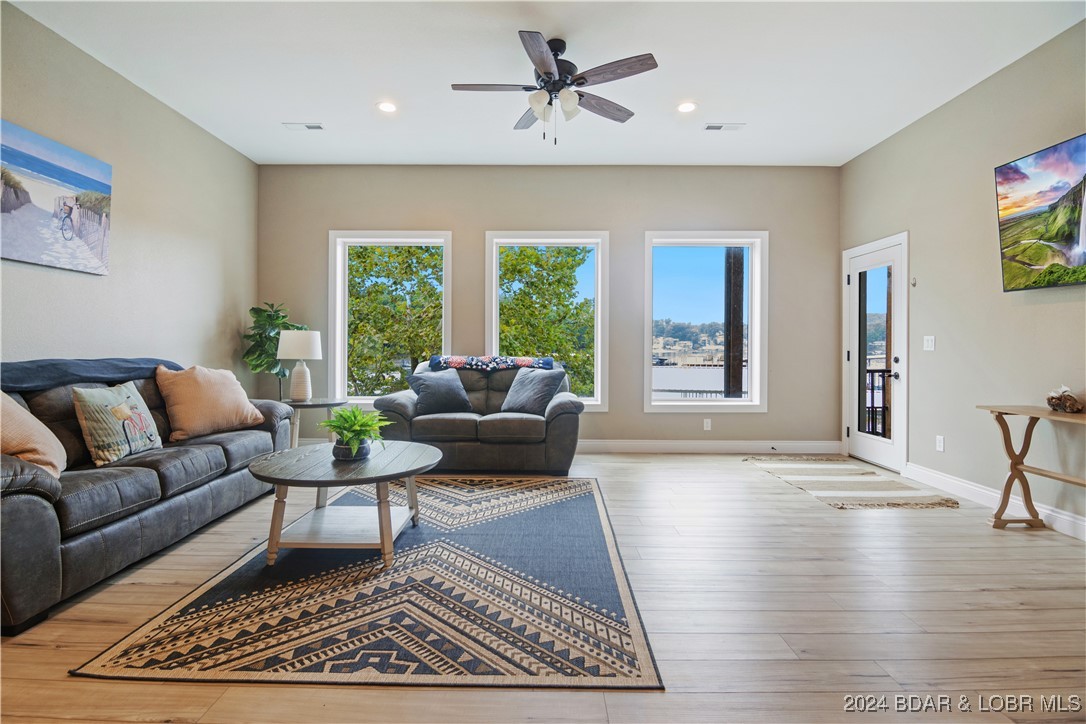 Linn Creek, Missouri 65052, United States, 6 Bedrooms Bedrooms, ,6 BathroomsBathrooms,Residential,Contingent,45590