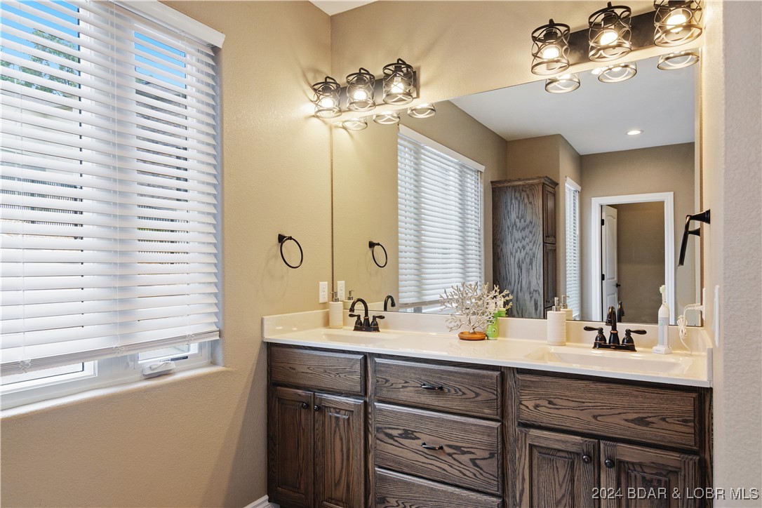 Linn Creek, Missouri 65052, United States, 6 Bedrooms Bedrooms, ,6 BathroomsBathrooms,Residential,Contingent,45590