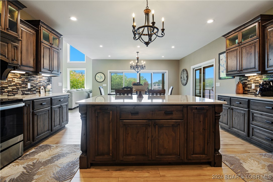 Linn Creek, Missouri 65052, United States, 6 Bedrooms Bedrooms, ,6 BathroomsBathrooms,Residential,Contingent,45590