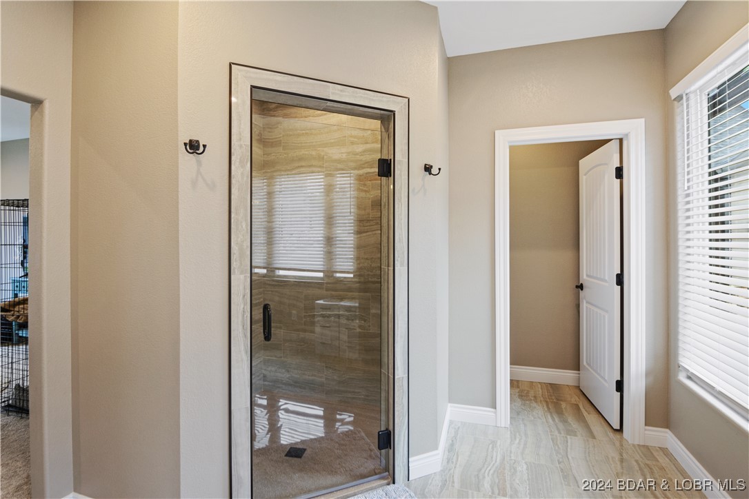 Linn Creek, Missouri 65052, United States, 6 Bedrooms Bedrooms, ,6 BathroomsBathrooms,Residential,Contingent,45590