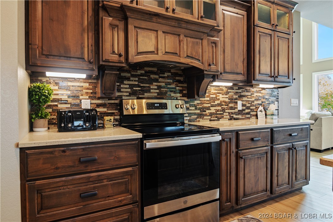 Linn Creek, Missouri 65052, United States, 6 Bedrooms Bedrooms, ,6 BathroomsBathrooms,Residential,Contingent,45590