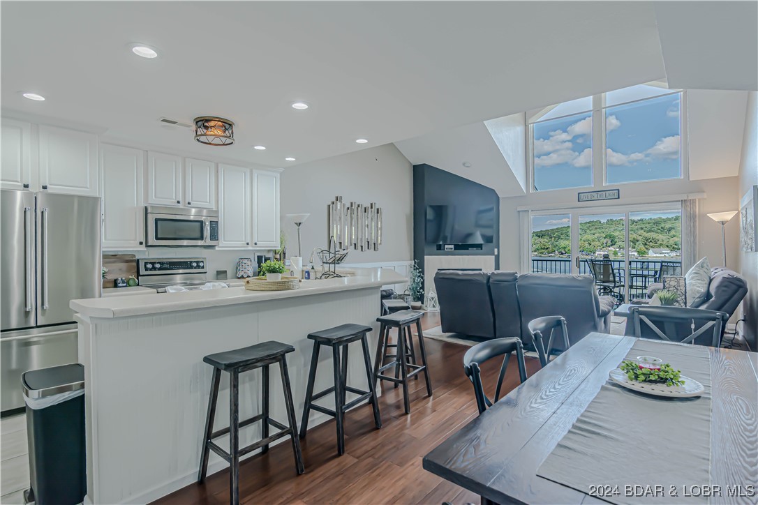 Camdenton, Missouri 65020, United States, 4 Bedrooms Bedrooms, ,2 BathroomsBathrooms,Residential,Contingent,41065