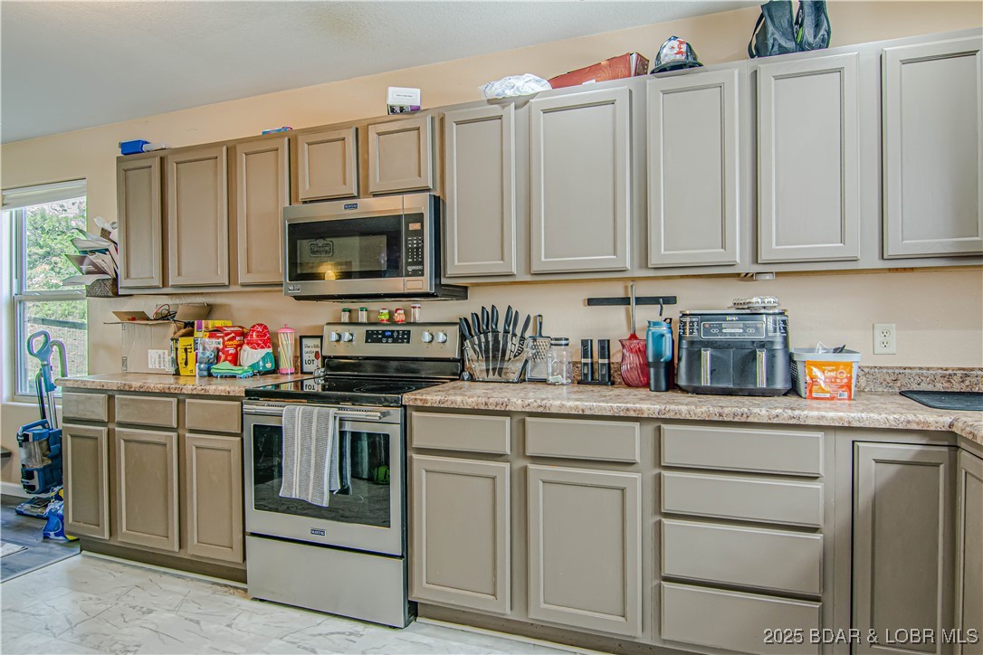 Camdenton, Missouri 65020, United States, 3 Bedrooms Bedrooms, ,3 BathroomsBathrooms,Residential,Active,219718