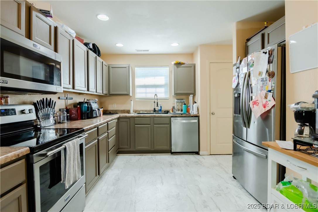 Camdenton, Missouri 65020, United States, 3 Bedrooms Bedrooms, ,3 BathroomsBathrooms,Residential,Active,219718