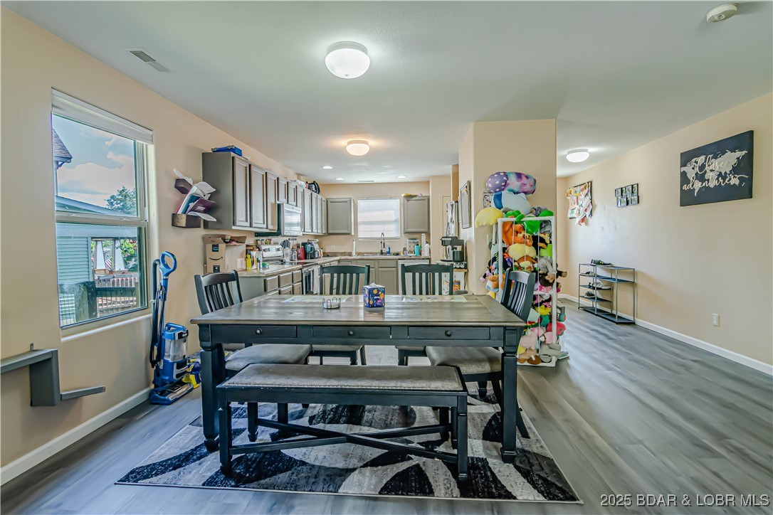 Camdenton, Missouri 65020, United States, 3 Bedrooms Bedrooms, ,3 BathroomsBathrooms,Residential,Active,219718