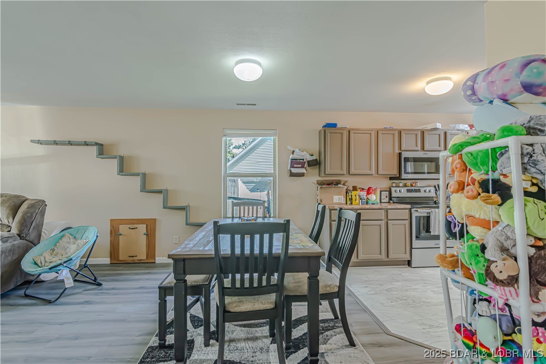 Camdenton, Missouri 65020, United States, 3 Bedrooms Bedrooms, ,3 BathroomsBathrooms,Residential,Active,219718