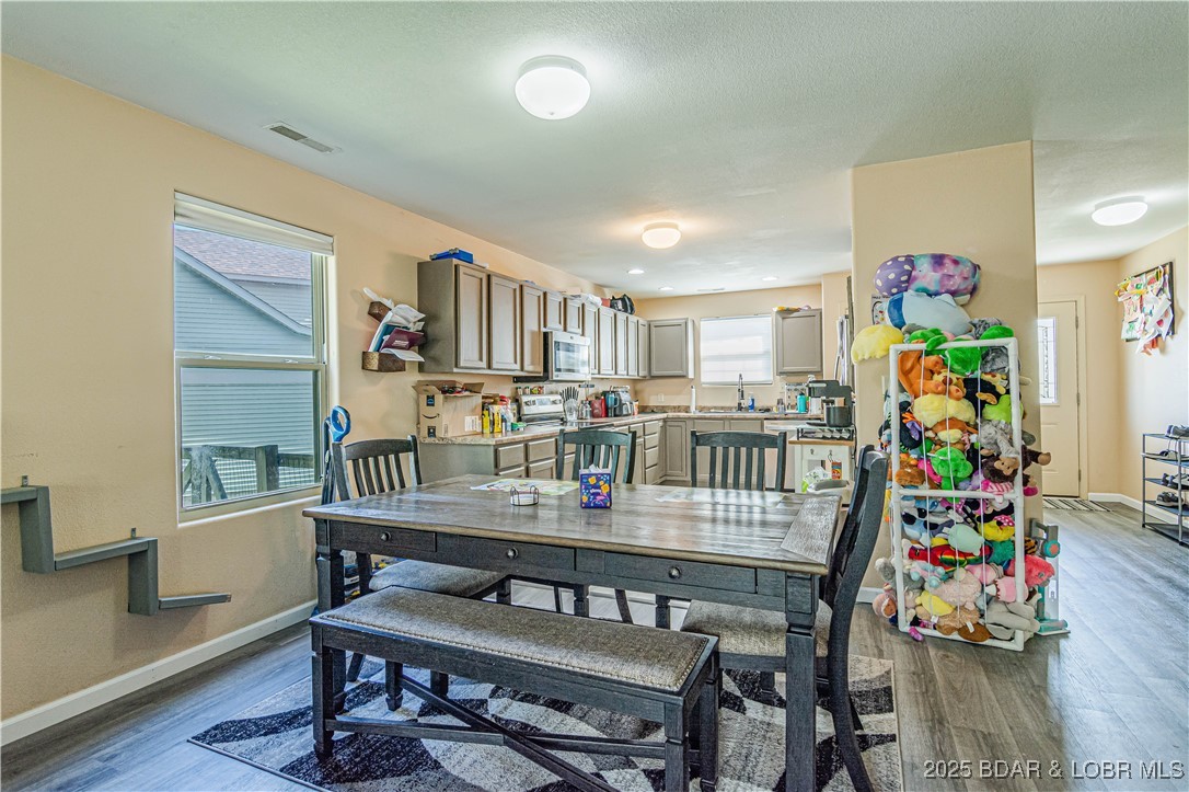 Camdenton, Missouri 65020, United States, 3 Bedrooms Bedrooms, ,3 BathroomsBathrooms,Residential,Active,219718