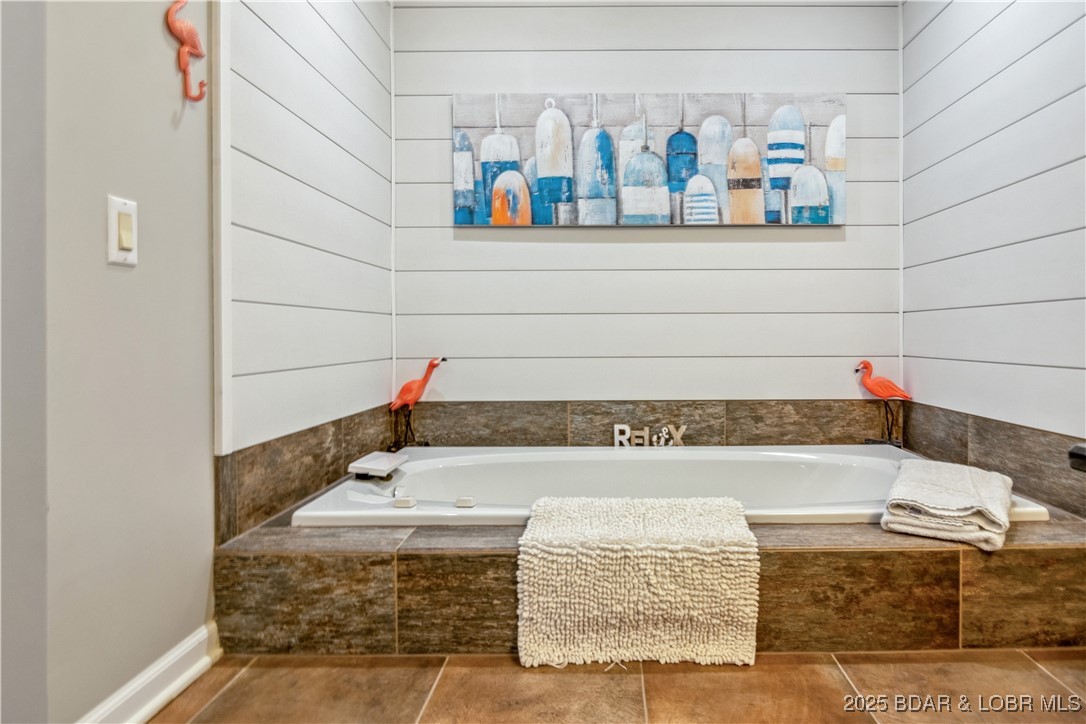 Sunrise Beach, Missouri 65079, United States, 6 Bedrooms Bedrooms, ,6 BathroomsBathrooms,Residential,Active,84774