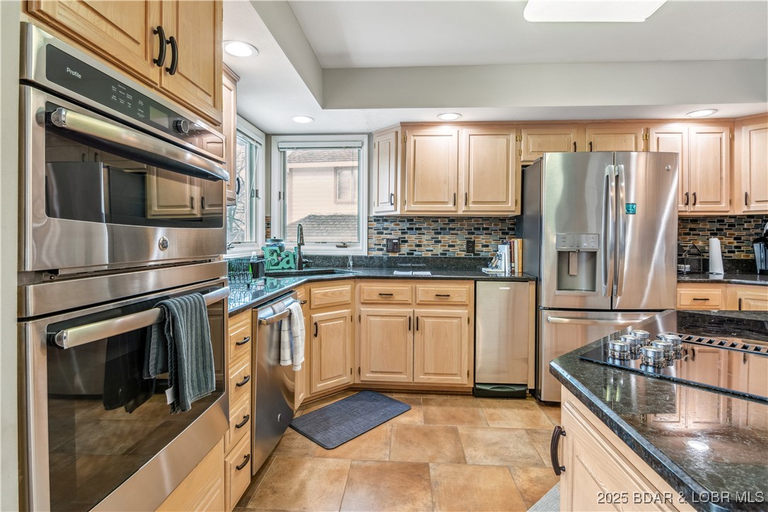 Sunrise Beach, Missouri 65079, United States, 6 Bedrooms Bedrooms, ,6 BathroomsBathrooms,Residential,Active,84774