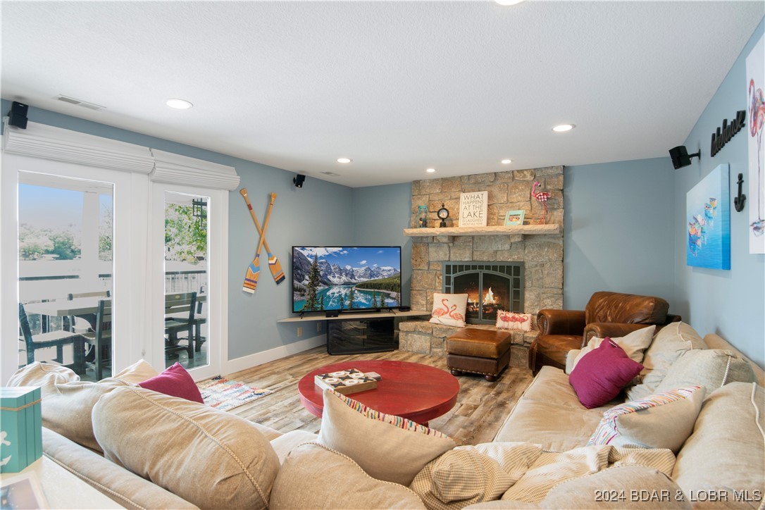 Gravois Mills, Missouri 65037, United States, 6 Bedrooms Bedrooms, ,5 BathroomsBathrooms,Residential,Contingent,47644