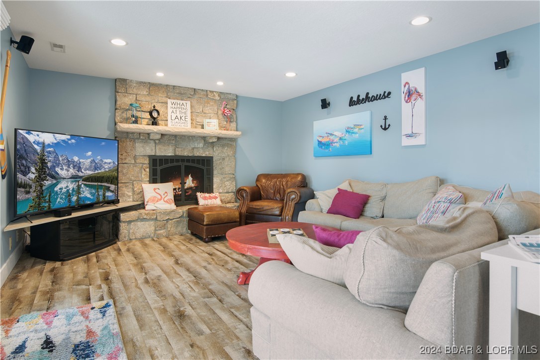 Gravois Mills, Missouri 65037, United States, 6 Bedrooms Bedrooms, ,5 BathroomsBathrooms,Residential,Contingent,47644