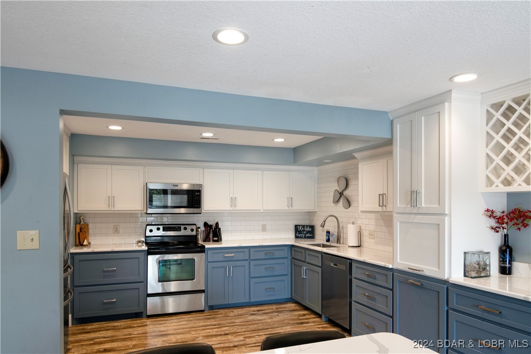 Gravois Mills, Missouri 65037, United States, 6 Bedrooms Bedrooms, ,5 BathroomsBathrooms,Residential,Contingent,47644