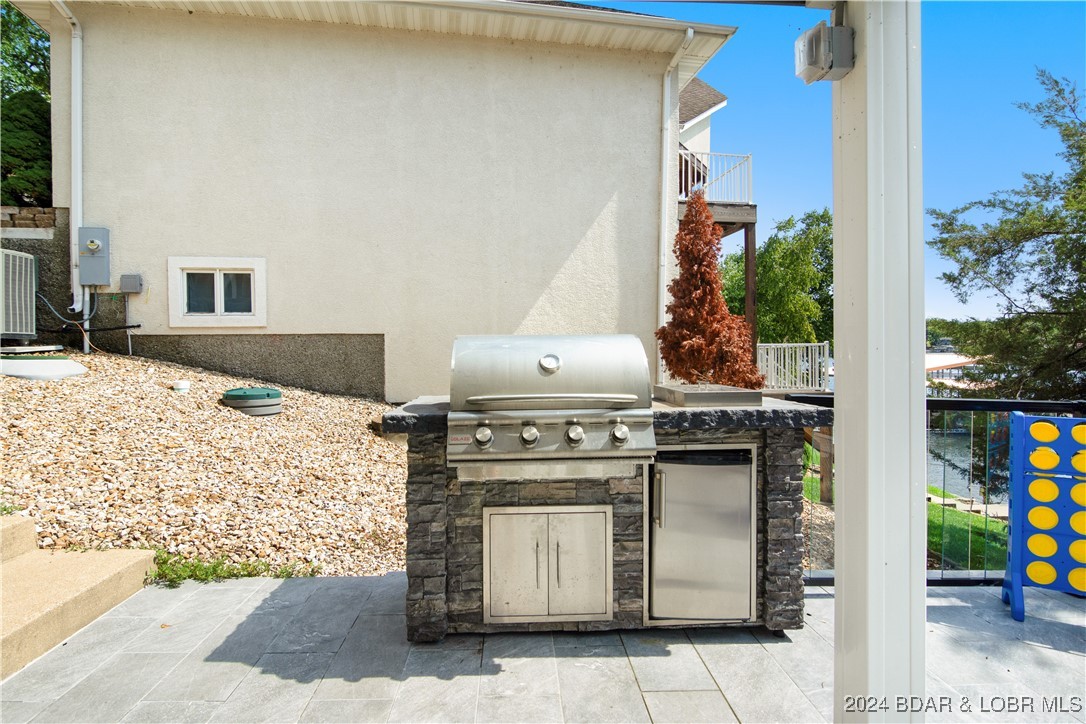 Gravois Mills, Missouri 65037, United States, 6 Bedrooms Bedrooms, ,5 BathroomsBathrooms,Residential,Contingent,47644