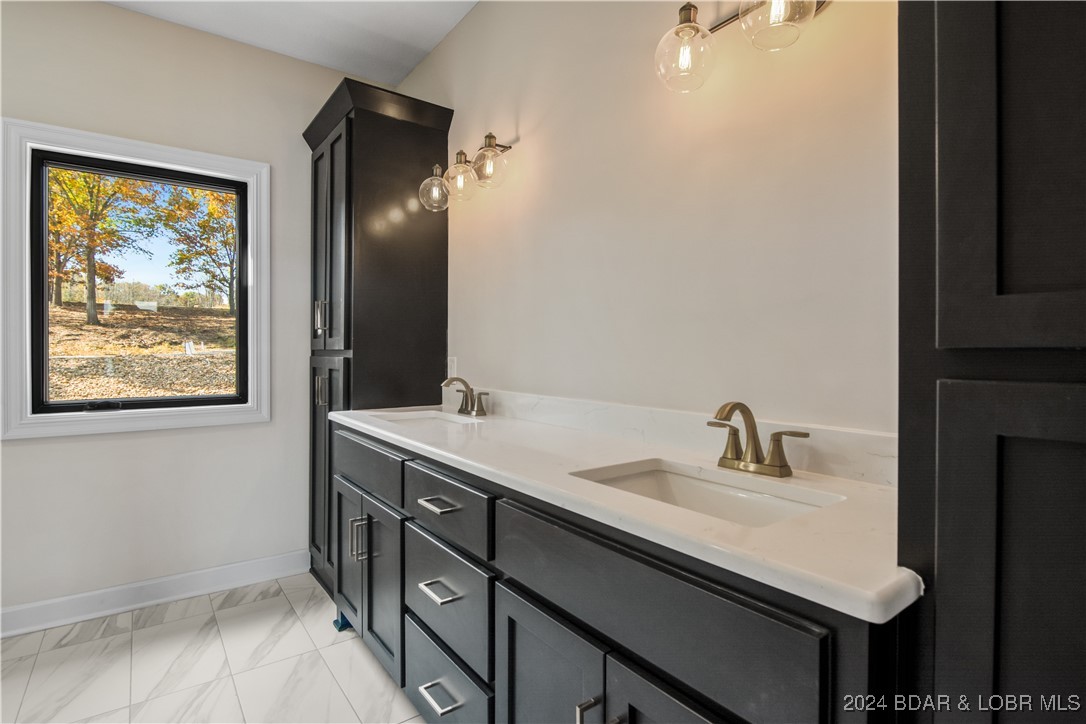 Climax Springs, Missouri 65324, United States, 6 Bedrooms Bedrooms, ,5 BathroomsBathrooms,Residential,Active,47811