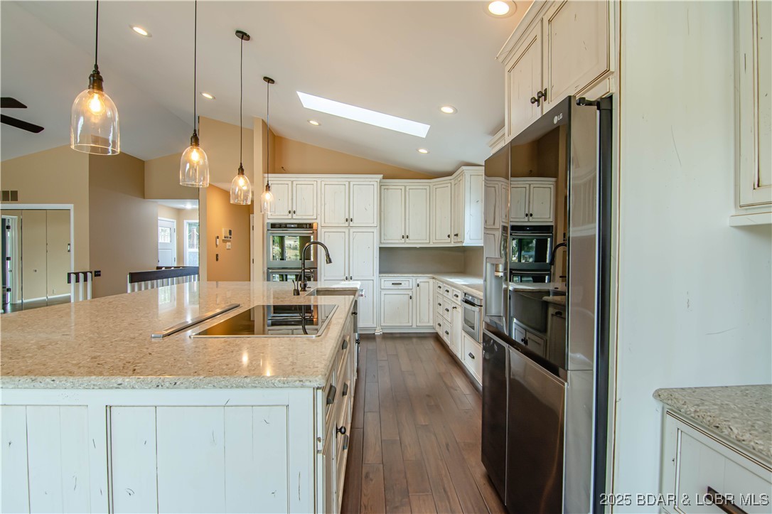 Linn Creek, Missouri 65052, United States, 4 Bedrooms Bedrooms, ,4 BathroomsBathrooms,Residential,Active,196066