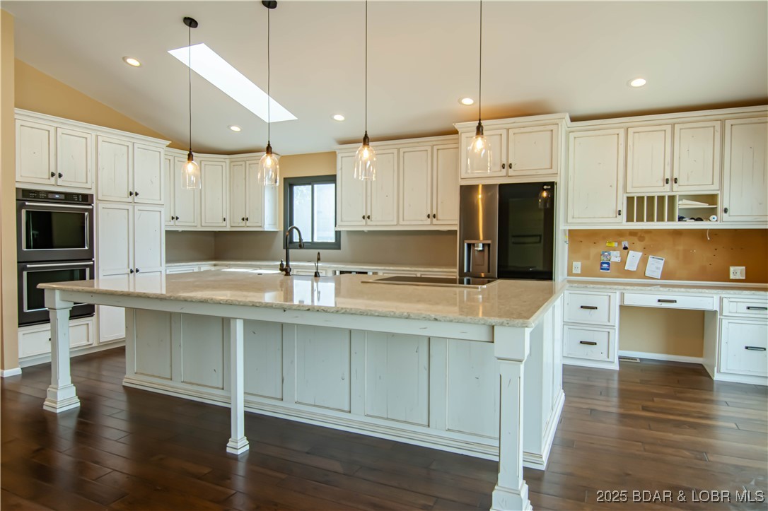 Linn Creek, Missouri 65052, United States, 4 Bedrooms Bedrooms, ,4 BathroomsBathrooms,Residential,Active,196066