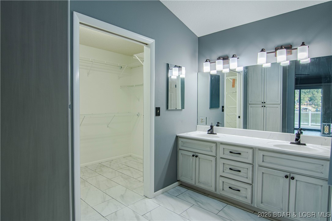 Linn Creek, Missouri 65052, United States, 4 Bedrooms Bedrooms, ,4 BathroomsBathrooms,Residential,Active,196066