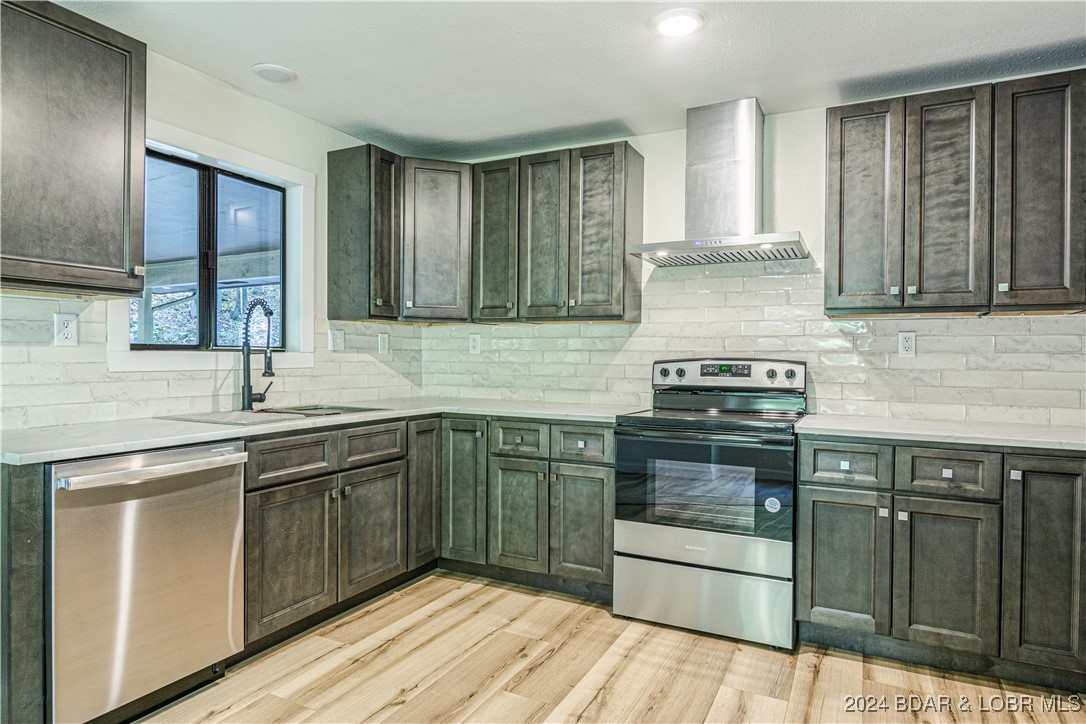 Sunrise Beach, Missouri 65079, United States, 3 Bedrooms Bedrooms, ,2 BathroomsBathrooms,Residential,Active,37452