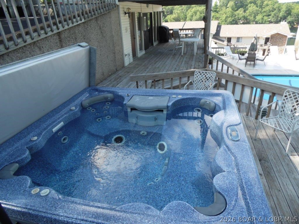 Jonathans Landing - Residential