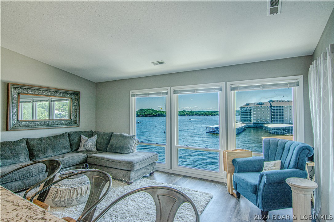 Lake Ozark, Missouri 65049, United States, 3 Bedrooms Bedrooms, ,2 BathroomsBathrooms,Residential,Contingent,54859