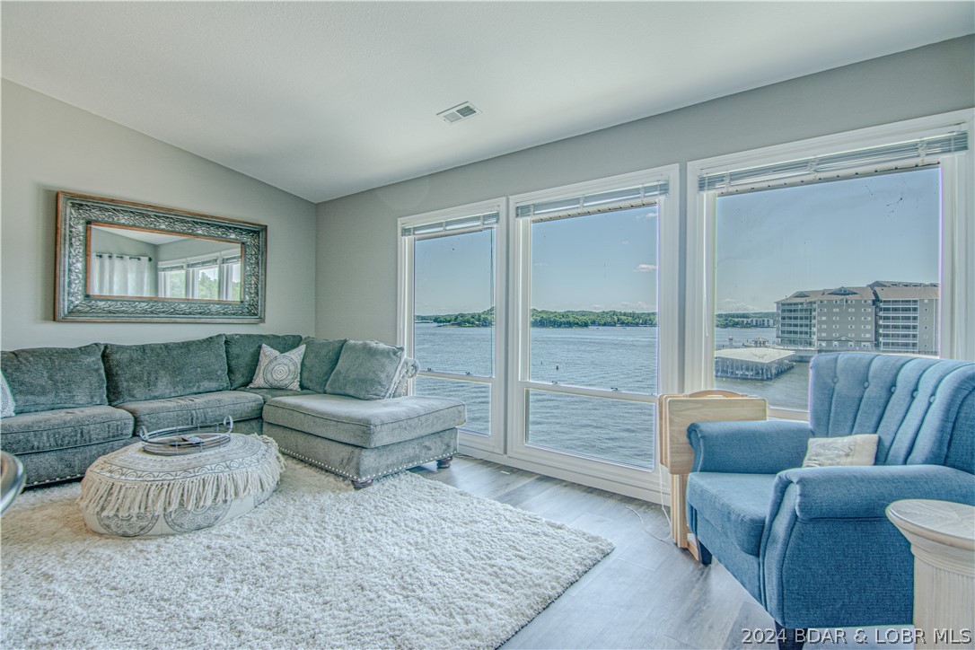 Lake Ozark, Missouri 65049, United States, 3 Bedrooms Bedrooms, ,2 BathroomsBathrooms,Residential,Contingent,54859