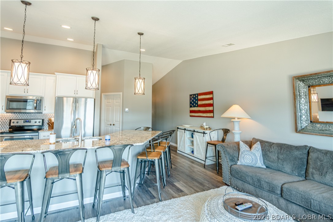 Lake Ozark, Missouri 65049, United States, 3 Bedrooms Bedrooms, ,2 BathroomsBathrooms,Residential,Contingent,54859